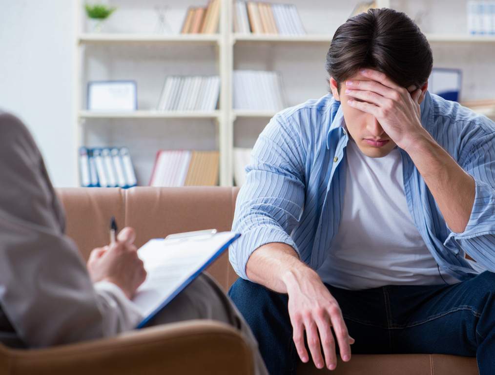 Мужчина на приеме у псизотерапевта